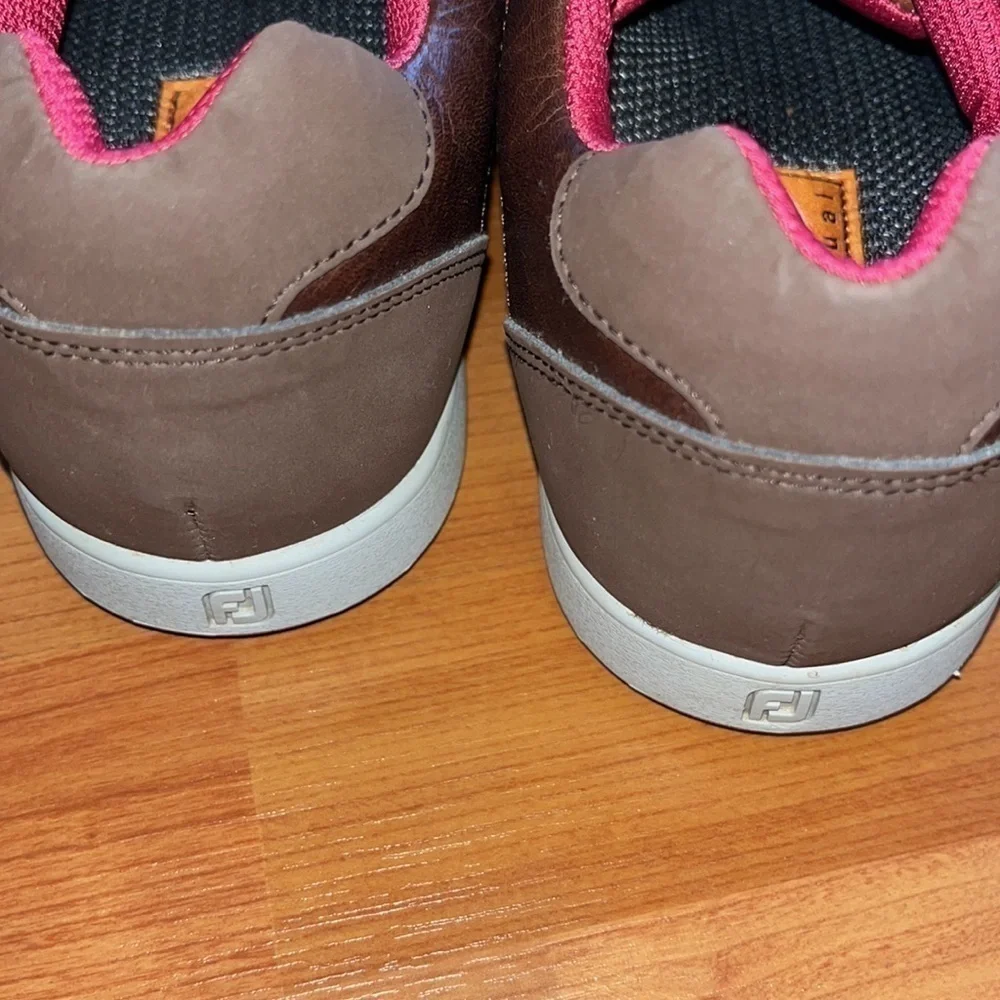 Footjoy men’s brown and red leather spikeless golf shoes Size 8.5